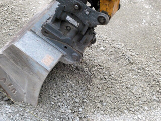 Baggerschaufen im Schotter