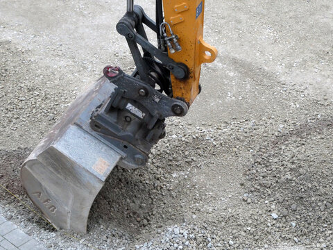 Baggerschaufen im Schotter