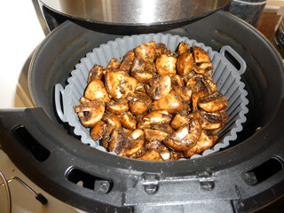 Champignons in der Heißluftfriteuse