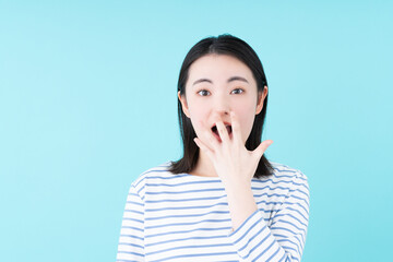 Fototapeta premium 驚く若い女性