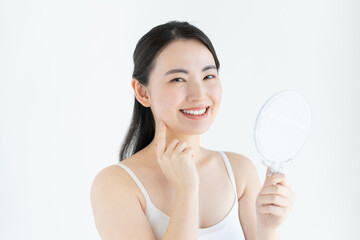 鏡を見る若い女性のビューティ