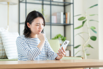 スマホで悩む若い女性