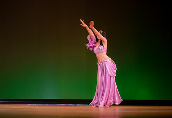 Fototapeta premium ベリーダンスを踊る女性