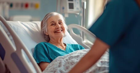 Une personne âgée, le visage souriant, allongée sur un lit d'hôpital, pendant un soin, silhouette floue d'un personnel soignant au premier plan.
