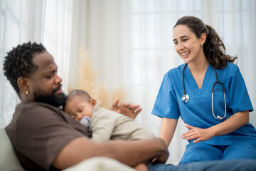 Obraz premium Caring nurse interacting with father and sleeping baby in cozy home setting during a medical check-up
