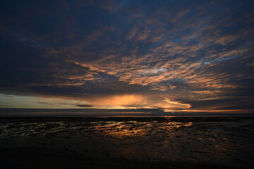 Obraz premium sunrise with clouds on the beach