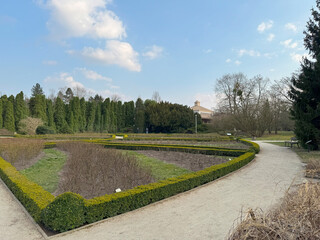 Picturesque garden paths, immersed in the greenery of the botanical garden, create an atmosphere of cosiness and harmony with nature