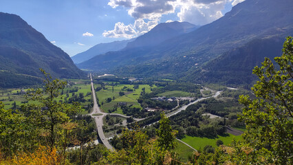Route en ligne droite au milieu des montagnes