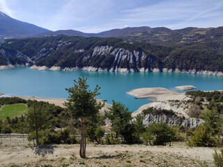 Belv&eacute;d&egrave;re avec vue sur le lac de Serre-Pon&ccedil;on