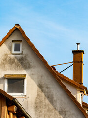 Feuchte und verschmutzte Hauswand