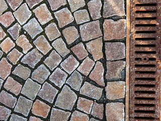 Eis auf Pflastersteinen