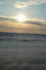 Coucher de soleil au-dessus des nuages