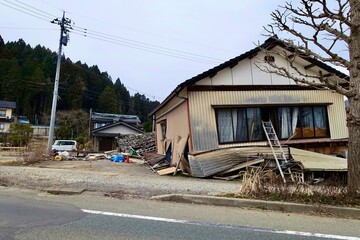 地震で一階が潰れて、梯子を2階の窓にかけて出入りする。old abandoned house