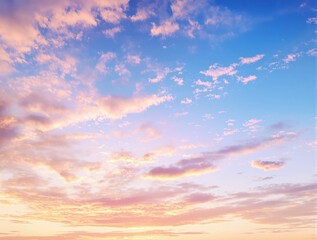 Obraz premium Scenic sky with pastel clouds in warm sunset hues, creating a peaceful atmosphere. A bright and colorful background for nature and landscape concepts. Ai generative