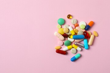 Obraz premium Various pills on color background, top view