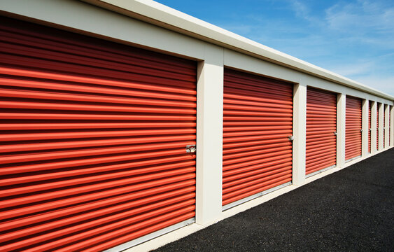 Self storage warehouse building with multiple units