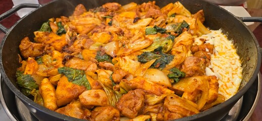 Eat chicken stir-fry, a favorite Korean dish