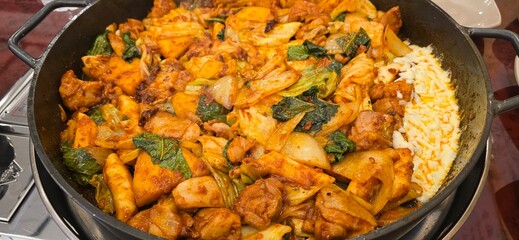 Eat chicken stir-fry, a favorite Korean dish