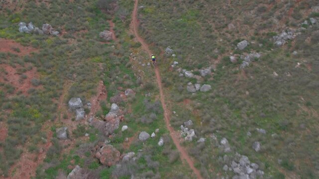 Ciclista de btt seguimiento a&eacute;reo en una senda