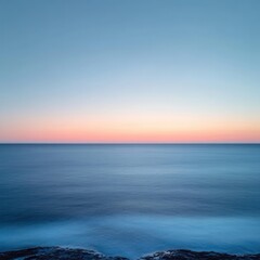 Obraz premium Serene ocean horizon at dusk with pastel sky and tranquil water creating a peaceful and calming atmosphere for contemplation and relaxation