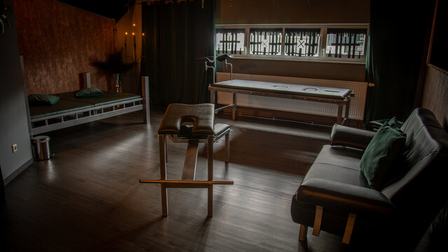 BDSM Studio Gr&uuml;n mit Strafbock und Bett