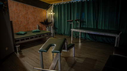 BDSM Studio Grün mit Strafbock und Bett