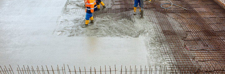 Auf einer Baustelle für einen Neubau wird das Fundament mit Beton und Stahlmatten errichtet