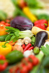 Viele verschiedene, gesunde und vitaminreiche Gemüsesorten liegen zusammen