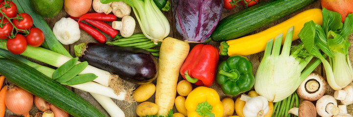 Viele verschiedene, gesunde und vitaminreiche Gemüsesorten liegen zusammen