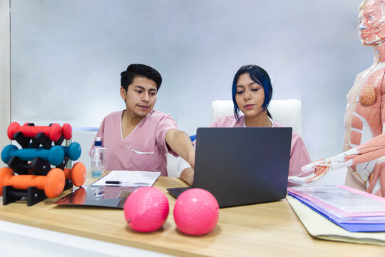 Professional physiotherapy consultation in Ecuador clinic