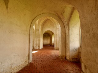 Obraz premium Cobblestone corridor in the arcade of the castle with vaults