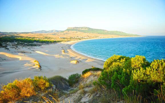 Playa de Bolonia en Tarifa, la mejor playa del sur de Espa&ntilde;a. Costa de la Luz C&aacute;diz, playas de arena blanca de Andaluc&iacute;a. Ensenada de Bolonia.