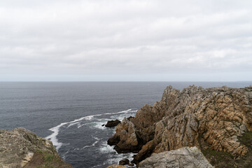 Ciel couvert et océan tumultueux : l’atmosphère sauvage de la presqu’île de Crozon capturée dans un instant brut.
