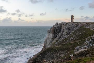 Éclaircie soudaine sur les falaises, révélant les détails sculptés des roches et la profondeur du paysage.