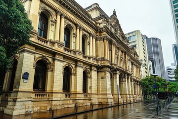Fototapeta premium Historic Brisbane Treasury Building: A Glimpse of Australia's Elegant Past Amidst Rainy City Colours
