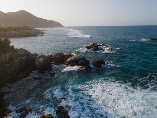 rocas en el mar del parque tayrona