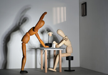 Bedrohung einer Gliederpuppe in einer Zelle