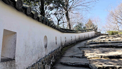 備中松山城の三の平櫓東土塀と石段
