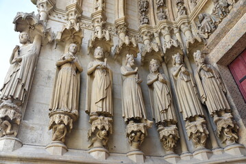 Statues du portail de la cathédrale à Amiens. France