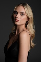 Naklejka premium A woman in a black dress posing for a picture