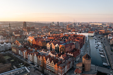 Panorama miasta Gdańska z lotu ptaka, widok na stare miasto o zachodzie słońca w ciepłych kolorach