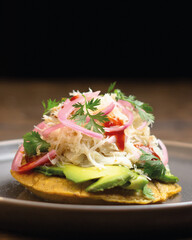 Deliciosa Tostada Gourmet con Cangrejo, Aguacate y Cebollitas en Escabeche – Fotografía Gastronómica de Alta Calidad