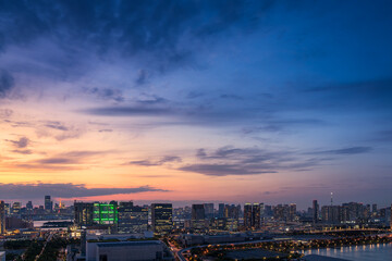 マジックアワーの東京都心の都市風景