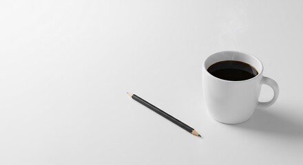 白い背景、柔らかな光、静かに佇むコーヒーと鉛筆。シンプルで落ち着いた雰囲気。