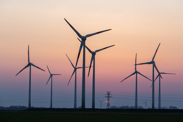 Windräder in der Dämmerung kurz nach Sonnenuntergang bei Schülp in Dithmarschen,...