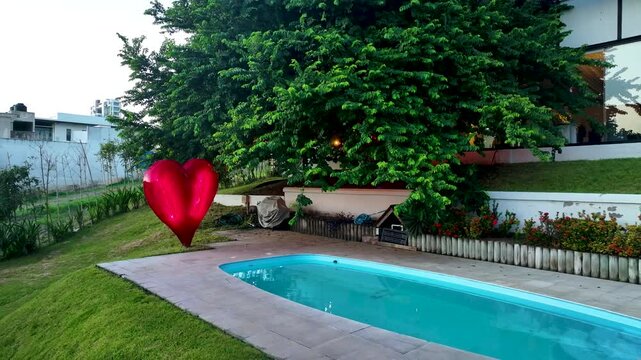 Toma a&eacute;rea de una alberca con decoraci&oacute;n en una casa residencial. 