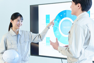 会議室でプレゼンをするエンジニア