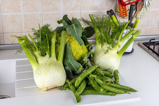 Verdura fresca : cavolfiore verde , finocchi e piselli freschi in cucina 