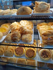 Salgados e doces em uma padaria.