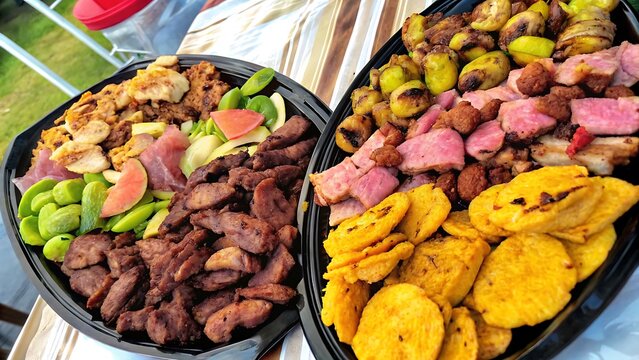 Deliciosa Picadera Dominicana  Mixed fried pork (chicharr&oacute;n de puerco)